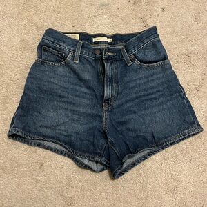 Levi 80s Mom Short dark wash size 26